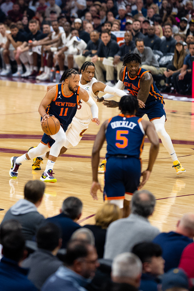 尼克斯队布伦森持球比赛场景历史资料图；拍摄于2023年4月26日，Erik Drost / Flickr / CC BY 2.0，Flickr公开1024版本，非本稿新闻事件现场。